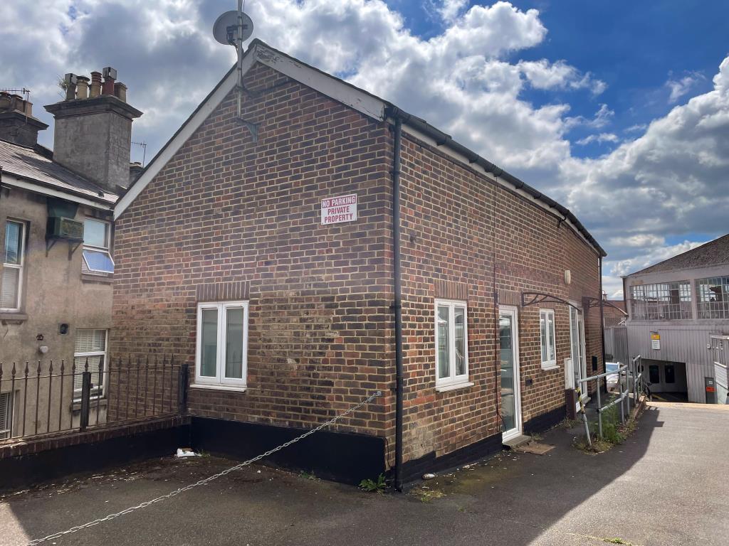 Lot: 39 - SEMI-DETACHED PROPERTY FOR INVESTMENT - Semi-detached property on hill